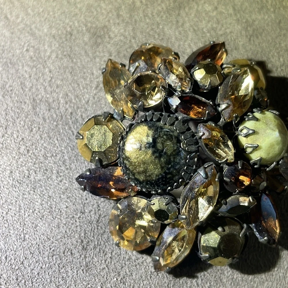 Regency signed sparkly prong set raised brooch